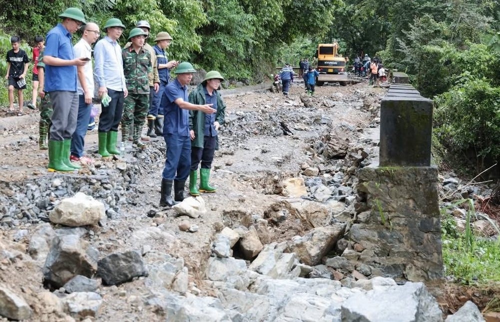Lãnh đạo tỉnh Sơn La kiểm tra thiệt hại do mưa lũ ở xã Mường Bang.