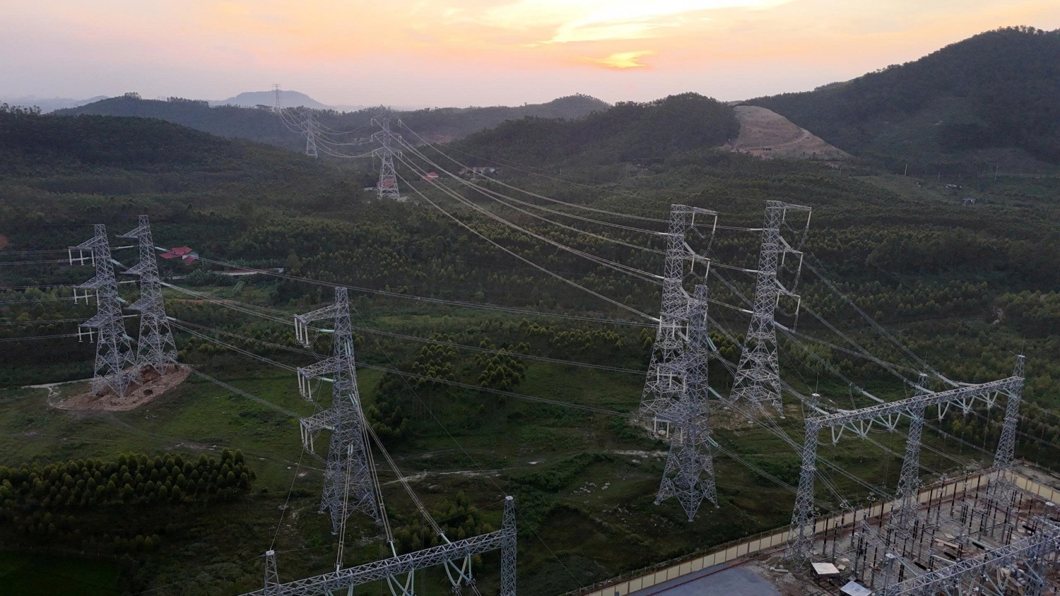 Đóng điện thành công Dự án đường dây 500 kV Lào Cai - Vĩnh Yên