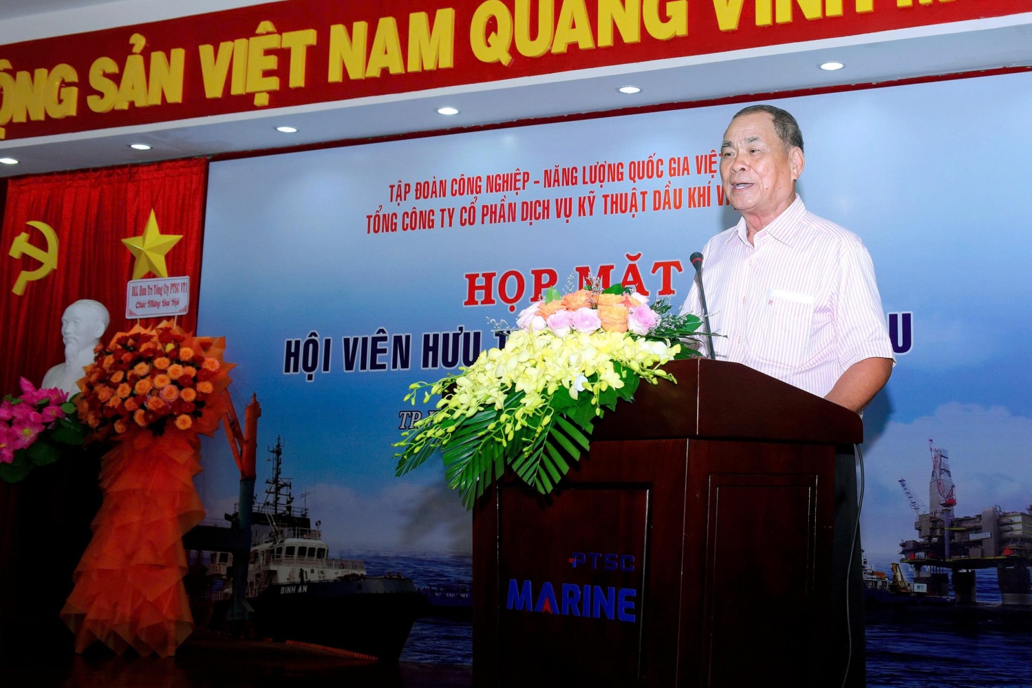 Ông Lâm Ngọc Vân, đại diện người lao động nghỉ hưu phát biểu tại buổi họp mặt