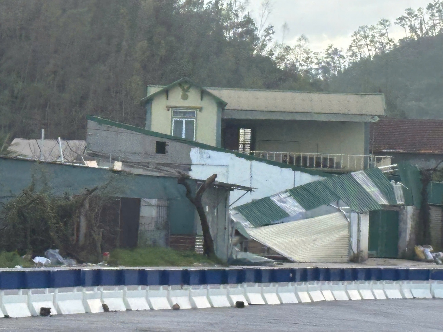 Petrovietnam hỗ trợ 21 tỷ đồng đến các tỉnh chịu thiệt hại nặng do cơn bão số 10