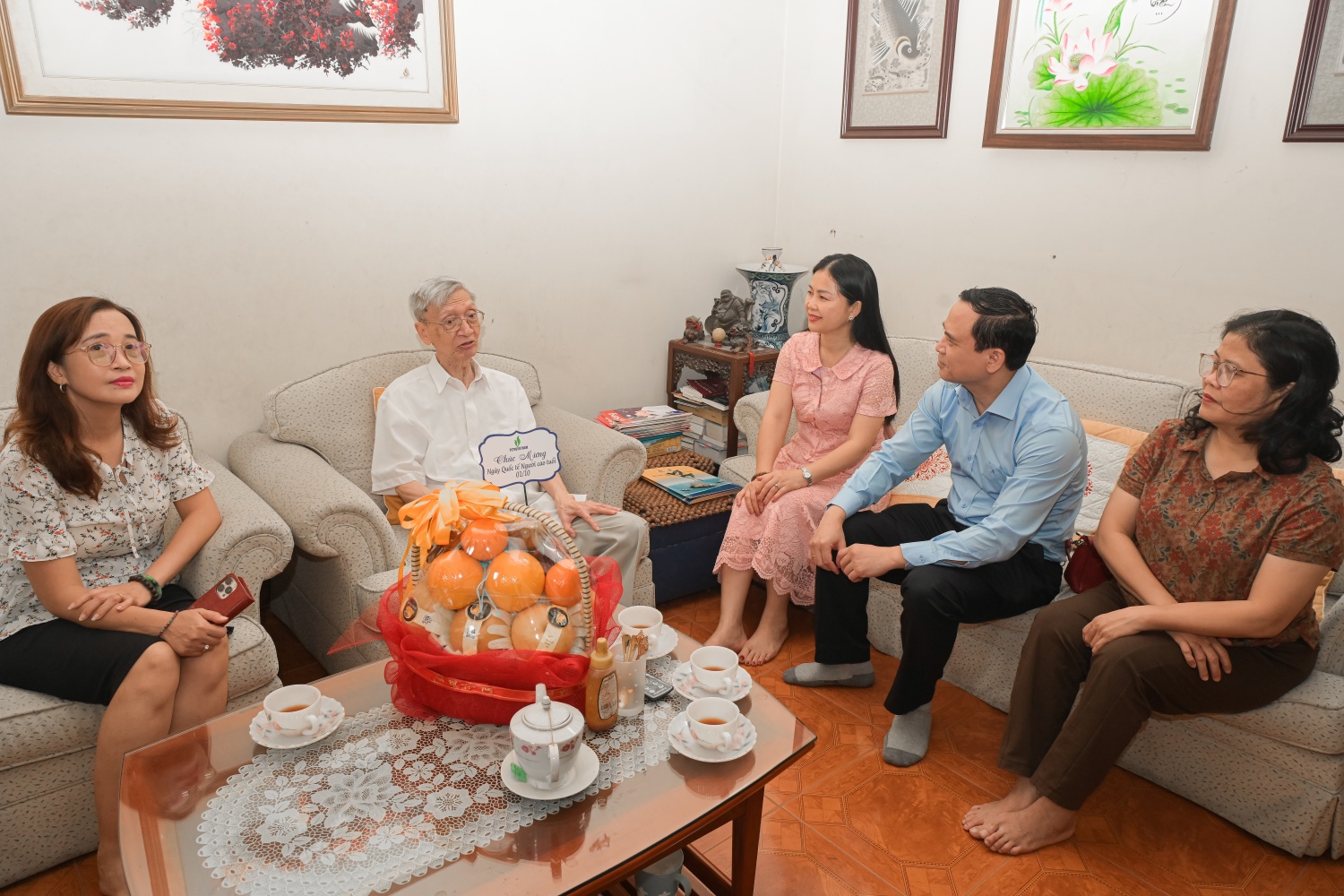 Petrovietnam thăm hỏi, tri ân cán bộ hưu trí nhân Ngày Quốc tế Người cao tuổi Petrovietnam thăm hỏi, tri ân cán bộ hưu trí nhân Ngày Quốc tế Người cao tuổi