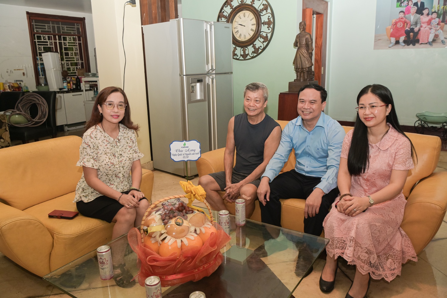 Ông Hoàng Xuân Hùng - Phó Trưởng Ban kiêm Tổng Thư ký Ban Liên lạc hưu trí Tập đoàn chia sẻ, trao đổi với đoàn thăm hỏi. Ông Hoàng Xuân Hùng - Phó Trưởng Ban kiêm Tổng Thư ký Ban Liên lạc hưu trí Tập đoàn chia sẻ, trao đổi với đoàn thăm hỏi.