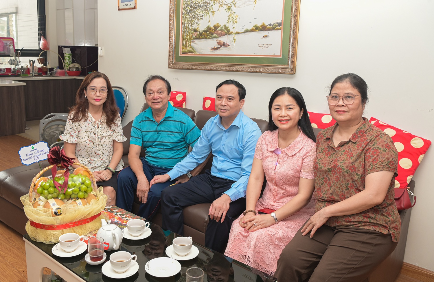 Đoàn đến thăm hỏi, động viên ông Nguyễn Văn Quyết - Phó Trưởng Ban Liên lạc hưu trí Cơ quan Tập đoàn. Đoàn đến thăm hỏi, động viên ông Nguyễn Văn Quyết - Phó Trưởng Ban Liên lạc hưu trí Cơ quan Tập đoàn.