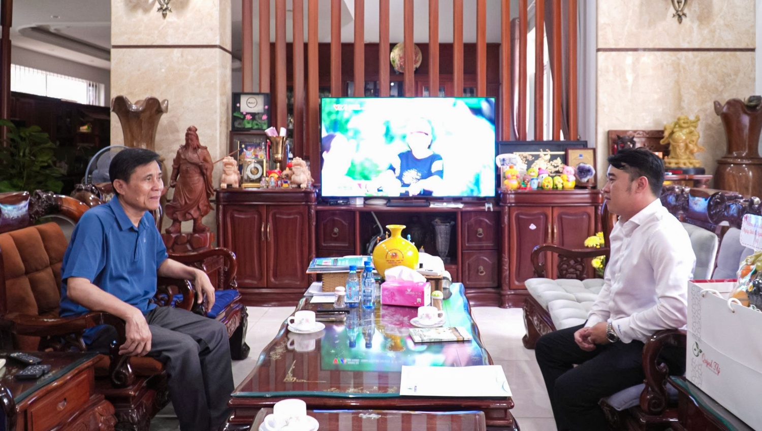 Đoàn thăm hỏi gửi lời tri ân đến ông Lê Minh Hồng - Phó Trưởng Ban Liên lạc hưu trí Tập đoàn. Đoàn thăm hỏi gửi lời tri ân đến ông Lê Minh Hồng - Phó Trưởng Ban Liên lạc hưu trí Tập đoàn.