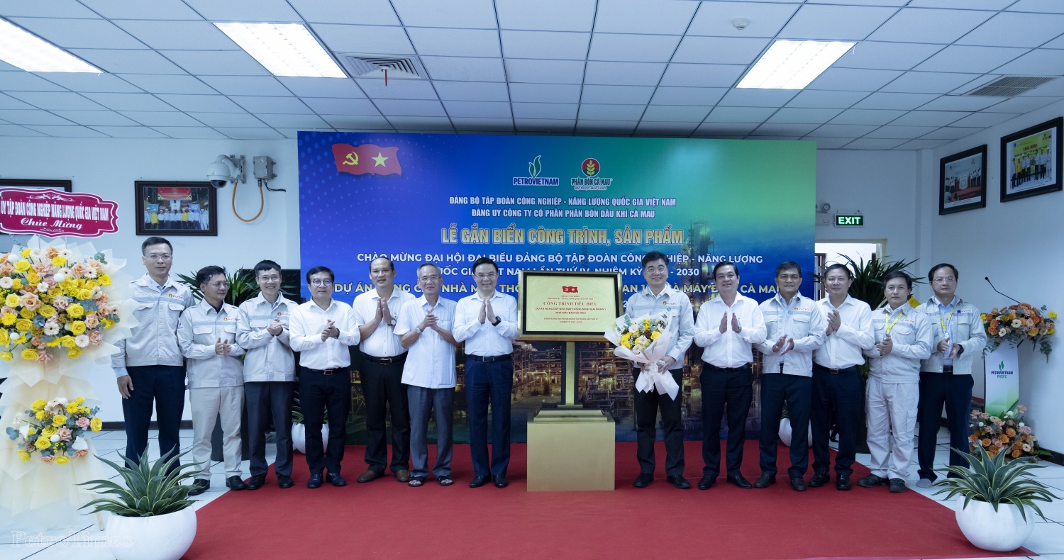 PVCFC gắn biển công trình tiêu biểu Dự án Nhà máy thông minh giai đoạn 1