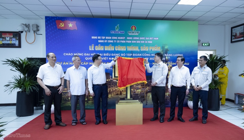 PVCFC gắn biển công trình tiêu biểu Dự án Nhà máy thông minh giai đoạn 1