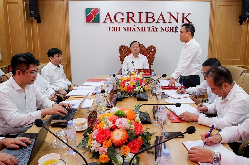 Chủ tịch HĐTV Agribank làm việc tại các chi nhánh trên địa bàn tỉnh Nghệ An, kịp thời chỉ đạo khắc phục hậu quả do bão lũ Agribank ủng hộ 5 tỷ đồng giúp nhân dân Nghệ An khắc phục hậu quả do bão lũ