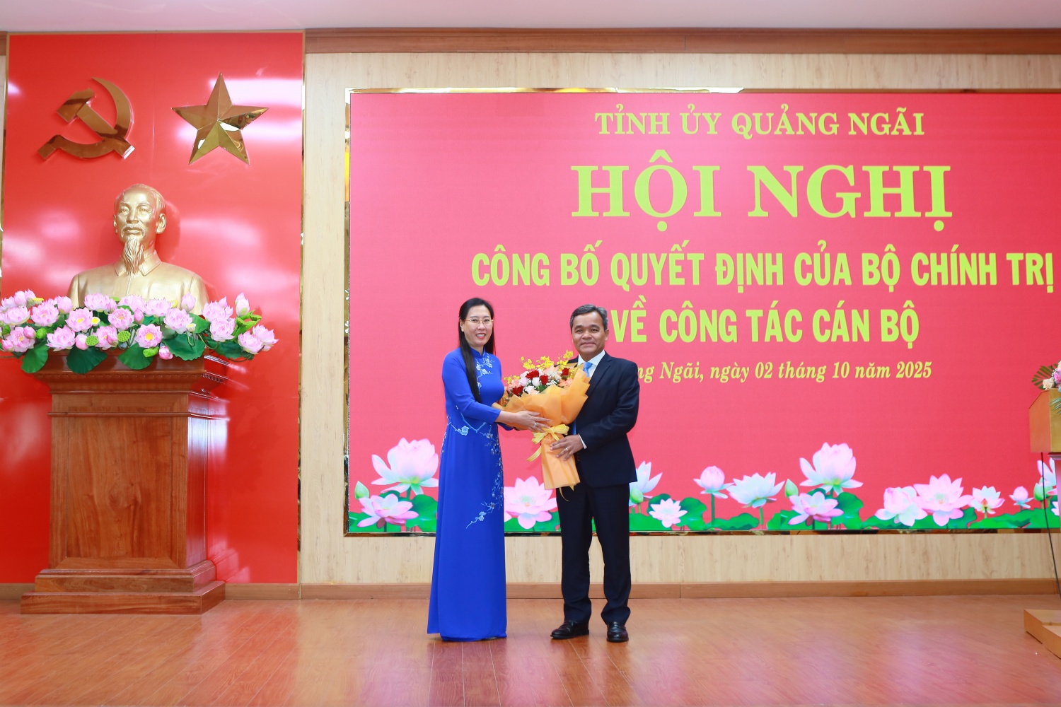 Đồng chí Bùi Thị Quỳnh Vân - Phó Trưởng Ban Tổ chức Trung ương chúc mừng đồng chí Hồ Văn Niên. Đồng chí Bùi Thị Quỳnh Vân - Phó Trưởng Ban Tổ chức Trung ương chúc mừng đồng chí Hồ Văn Niên.