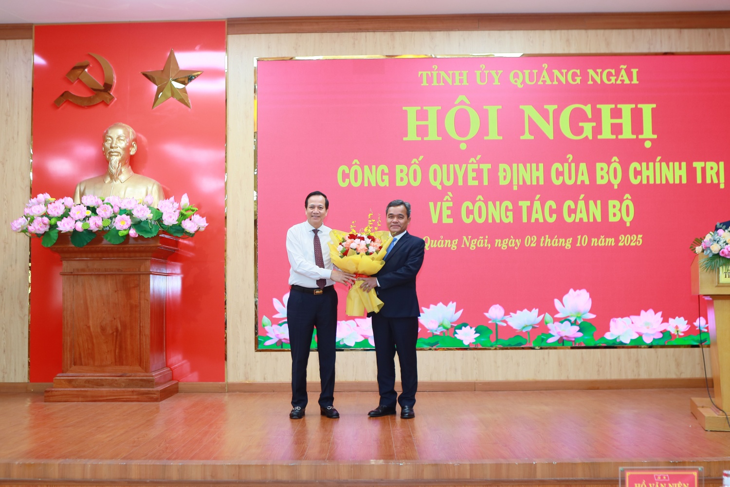 ộ trưởng Bộ Dân tộc và Tôn giáo Đào Ngọc Dung tặng hoa chúc mừng tân Bí thư Tỉnh uỷ Quảng Ngãi. ộ trưởng Bộ Dân tộc và Tôn giáo Đào Ngọc Dung tặng hoa chúc mừng tân Bí thư Tỉnh uỷ Quảng Ngãi.