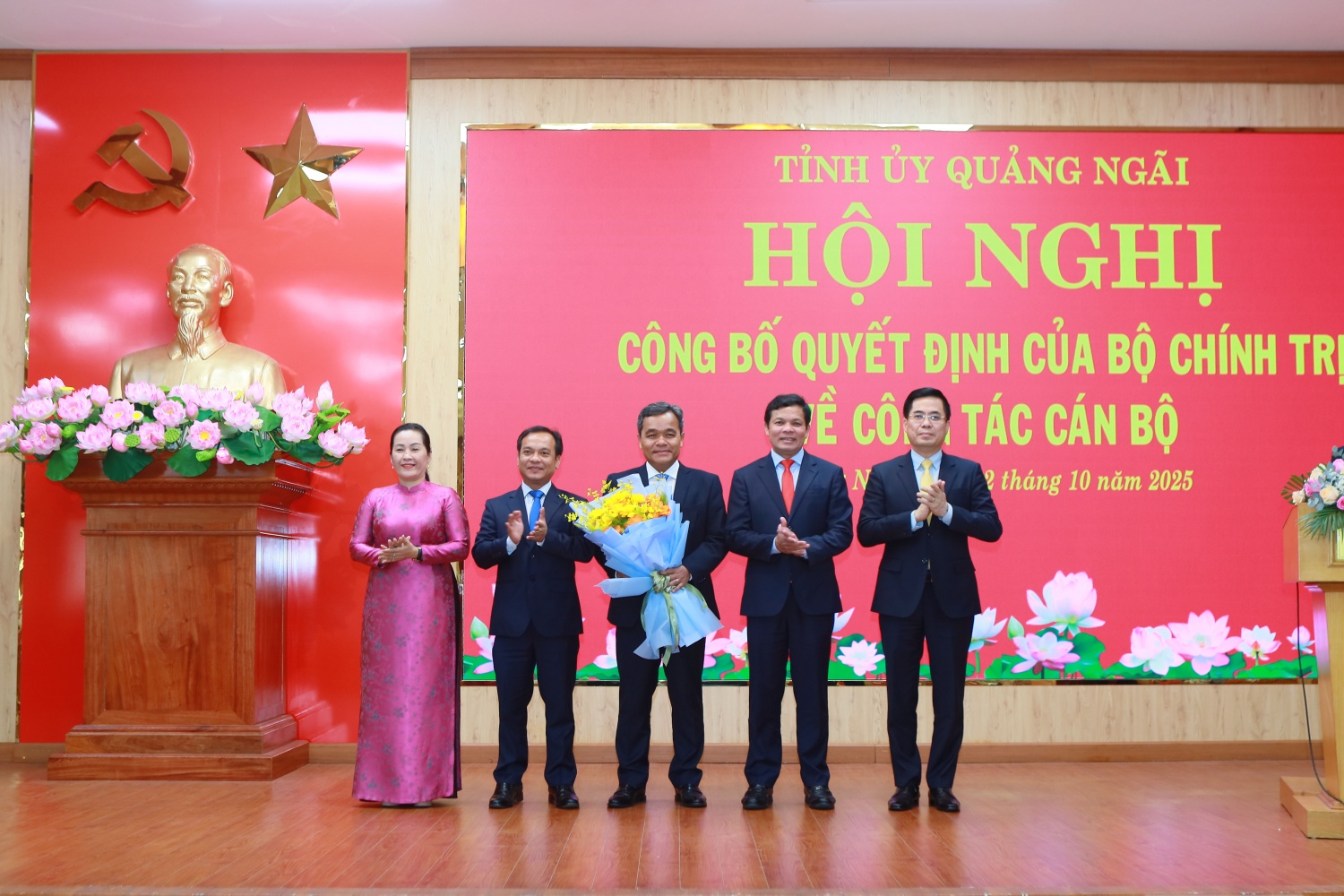 Ban Thường vụ Tỉnh uỷ Quảng Ngãi chúc mừng đồng chí Hồ Văn Niên - Bí thư Tỉnh uỷ Quảng Ngãi nhiệm kỳ 2025 - 2030. Ban Thường vụ Tỉnh uỷ Quảng Ngãi chúc mừng đồng chí Hồ Văn Niên - Bí thư Tỉnh uỷ Quảng Ngãi nhiệm kỳ 2025 - 2030.