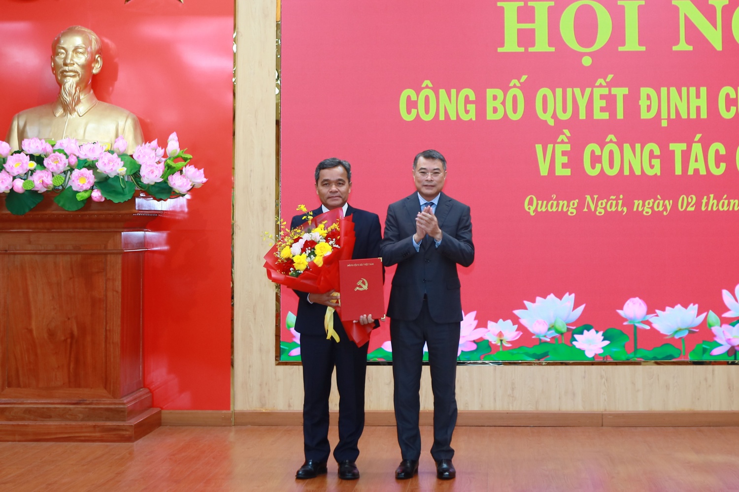 Đồng chí Lê Minh Hưng - Ủy viên Bộ Chính trị, Bí thư Trung ương Đảng, Trưởng Ban Tổ chức Trung ương trao Quyết định bổ nhiệm cho ông Hồ Văn Niên. Đồng chí Lê Minh Hưng - Ủy viên Bộ Chính trị, Bí thư Trung ương Đảng, Trưởng Ban Tổ chức Trung ương trao Quyết định bổ nhiệm cho ông Hồ Văn Niên.