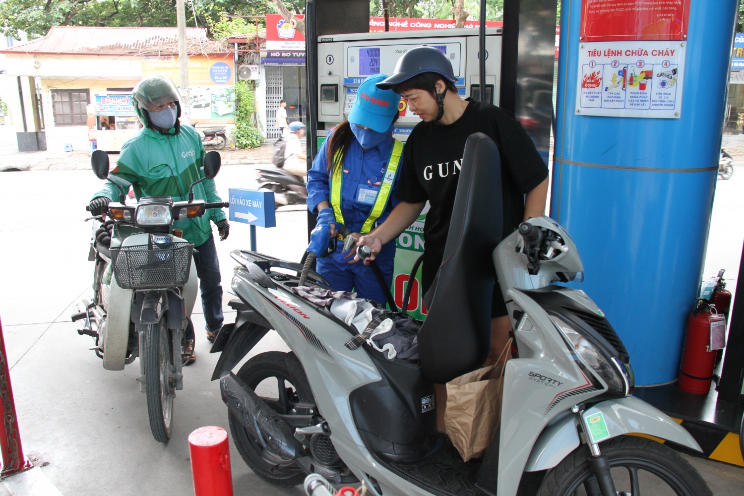 Giá xăng dầu đồng loạt tăng từ 15h ngày 2/10 Giá xăng dầu đồng loạt tăng từ 15h ngày 2/10