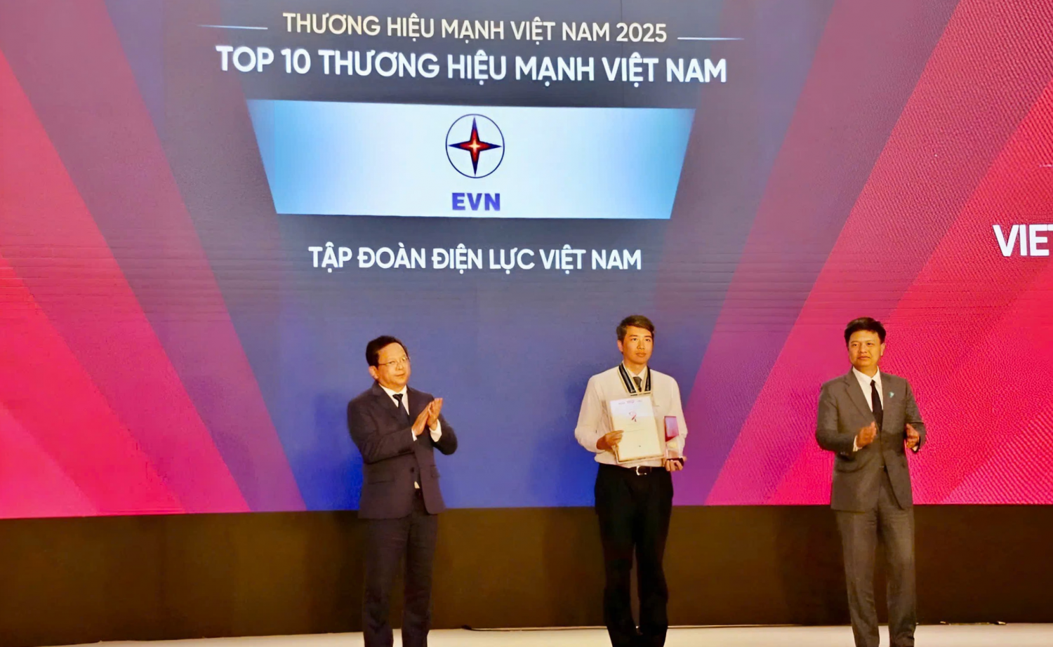 EVN được vinh danh trong Top 10 Thương hiệu Mạnh Việt Nam