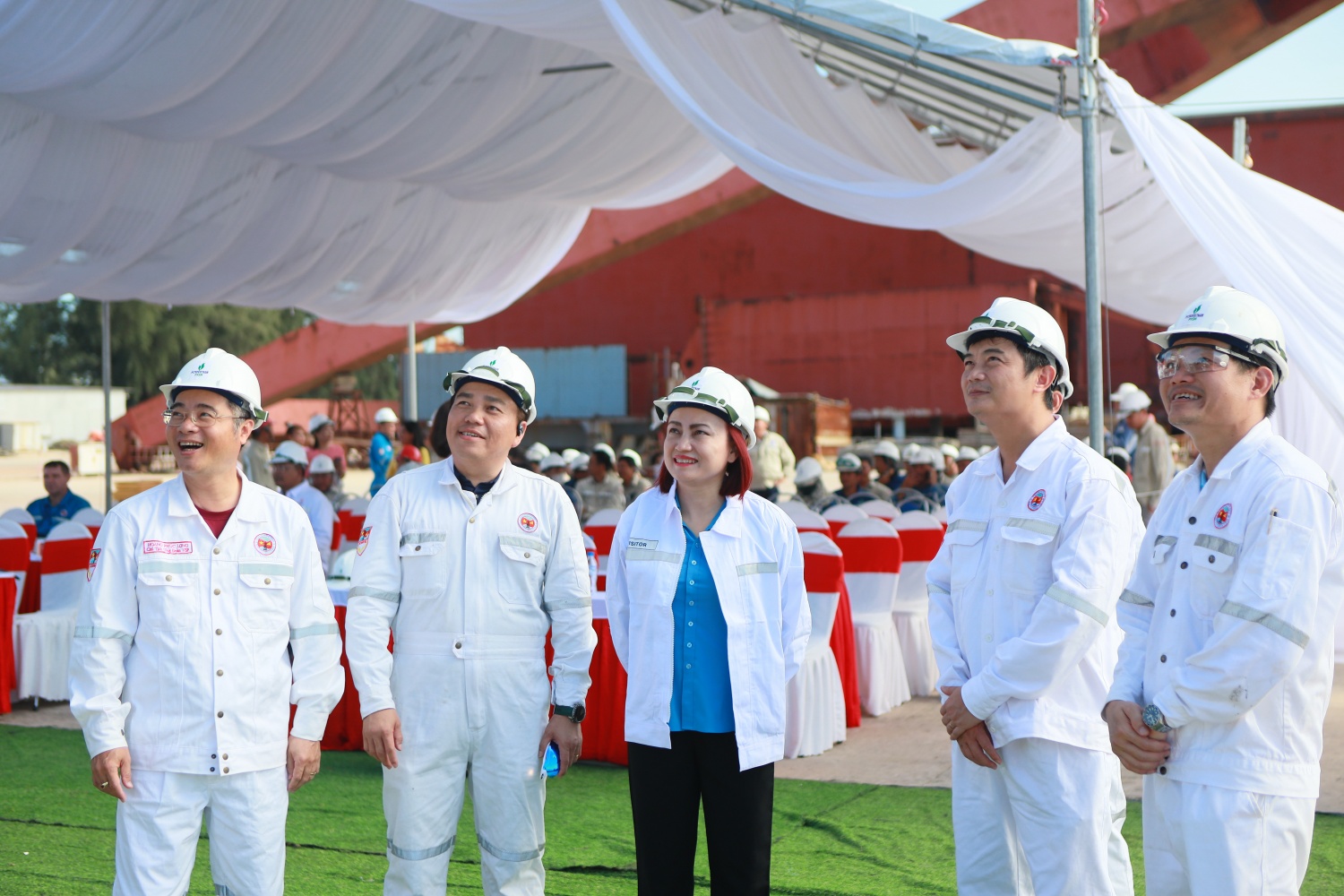 Bà Nghiêm Thùy Lan - Chủ tịch Công đoàn Petrovietnam cùng các đại diện thuộc Vietsovpetro trao đổi các thông tin về tàu FSO Chí Linh.