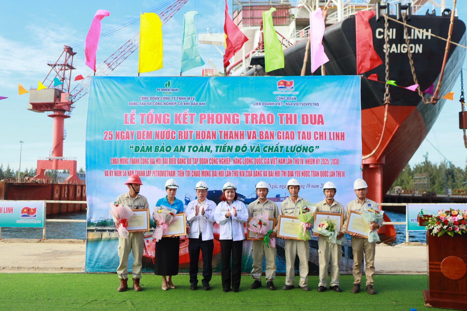 Bà Nghiêm Thùy Lan - Chủ tịch Công đoàn Petrovietnam và ông Nguyễn Anh Minh - Tổng GIám đốc PVSM tặng bằng khen cho các đơn vị của PVSM đạt thành tích trong phong trào đi đua hoàn thành dự án tàu Chí Linh.