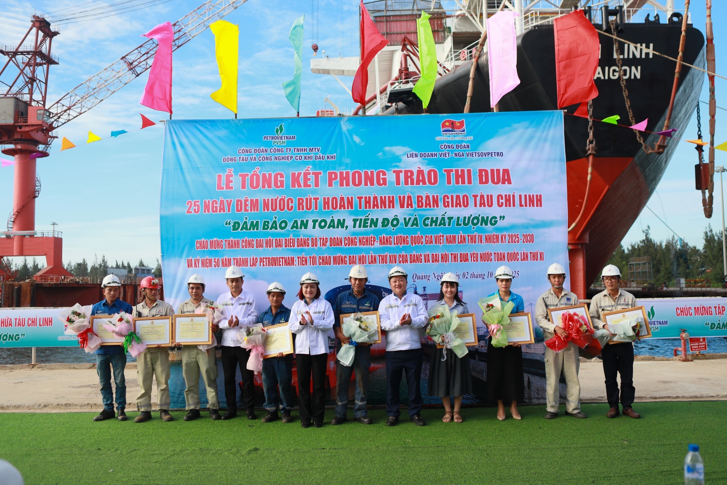 Bà Nghiêm Thùy Lan - Chủ tịch Công đoàn PVN và ông Nguyễn Anh Minh - Tổng GIám đốc PVSM tặng bằng khen cho các đơn vị của PVSM đạt thành tích trong phong trào đi đua hoàn thành dự án tàu Chí Linh.