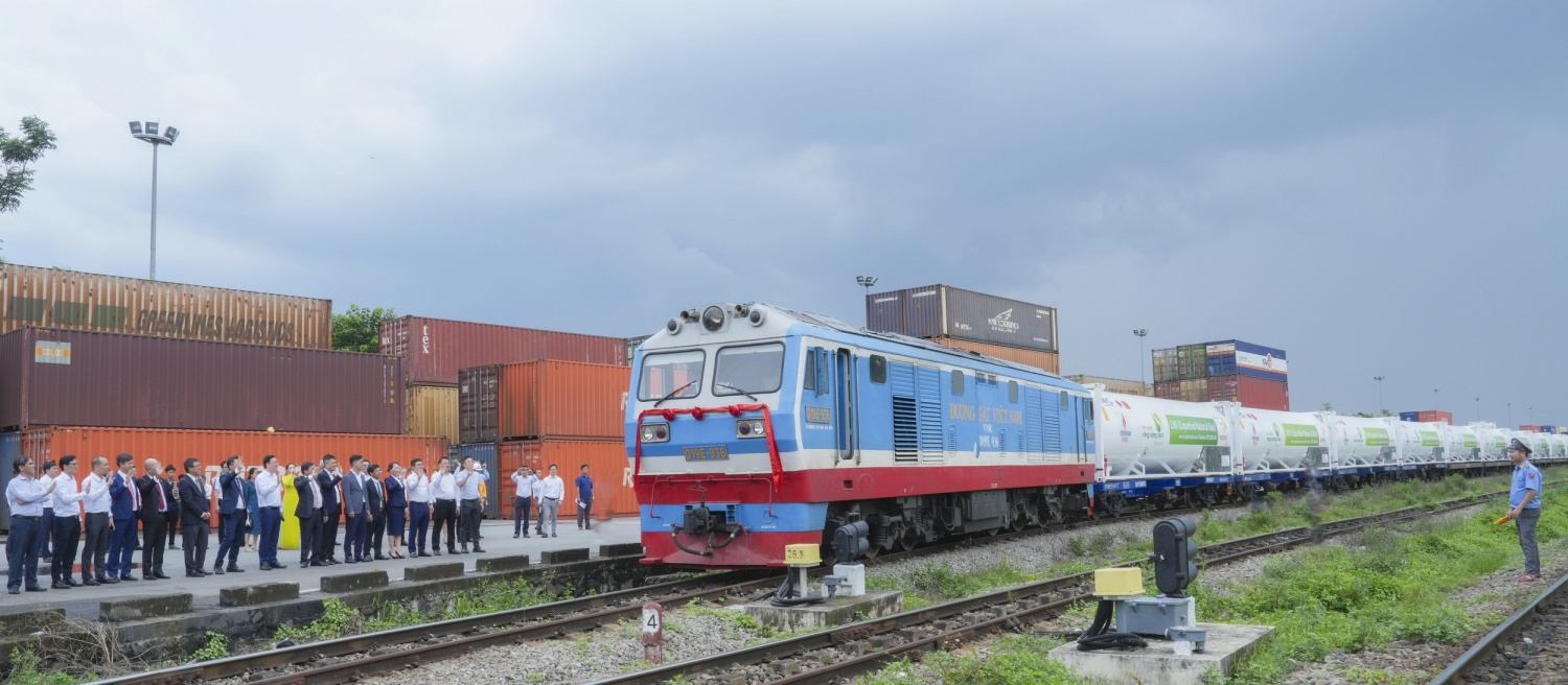 Đoàn tàu LNG đầu tiên Đoàn tàu LNG đầu tiên