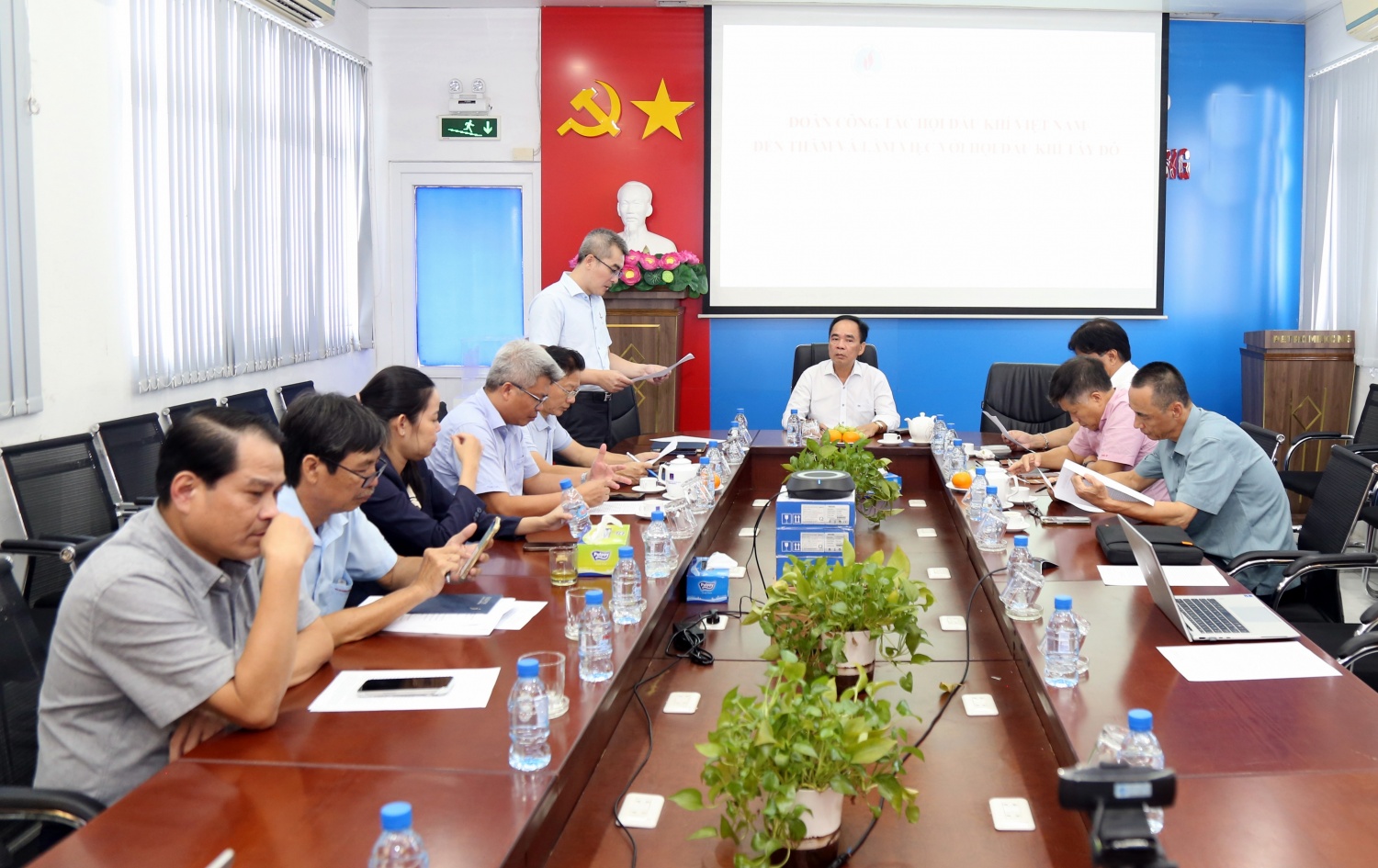 Đoàn công tác Hội Dầu khí Việt Nam thăm và làm việc với Hội Dầu khí Tây Đô Đoàn công tác Hội Dầu khí Việt Nam thăm và làm việc với Hội Dầu khí Tây Đô