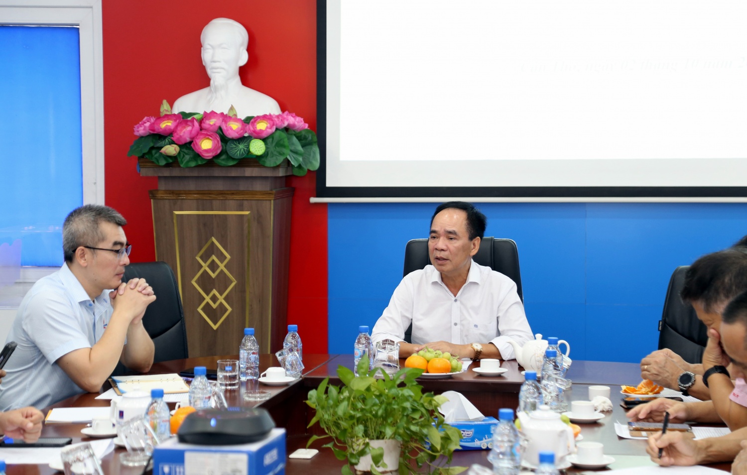 Đoàn công tác Hội Dầu khí Việt Nam thăm và làm việc với Hội Dầu khí Tây Đô Đoàn công tác Hội Dầu khí Việt Nam thăm và làm việc với Hội Dầu khí Tây Đô