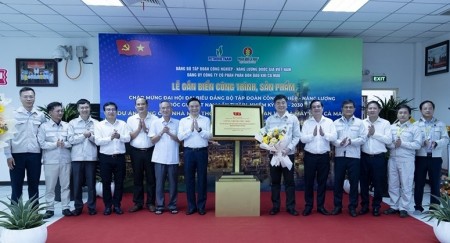 [VIDEO] PVCFC gắn biển công trình Dự án Nhà máy thông minh giai đoạn 1