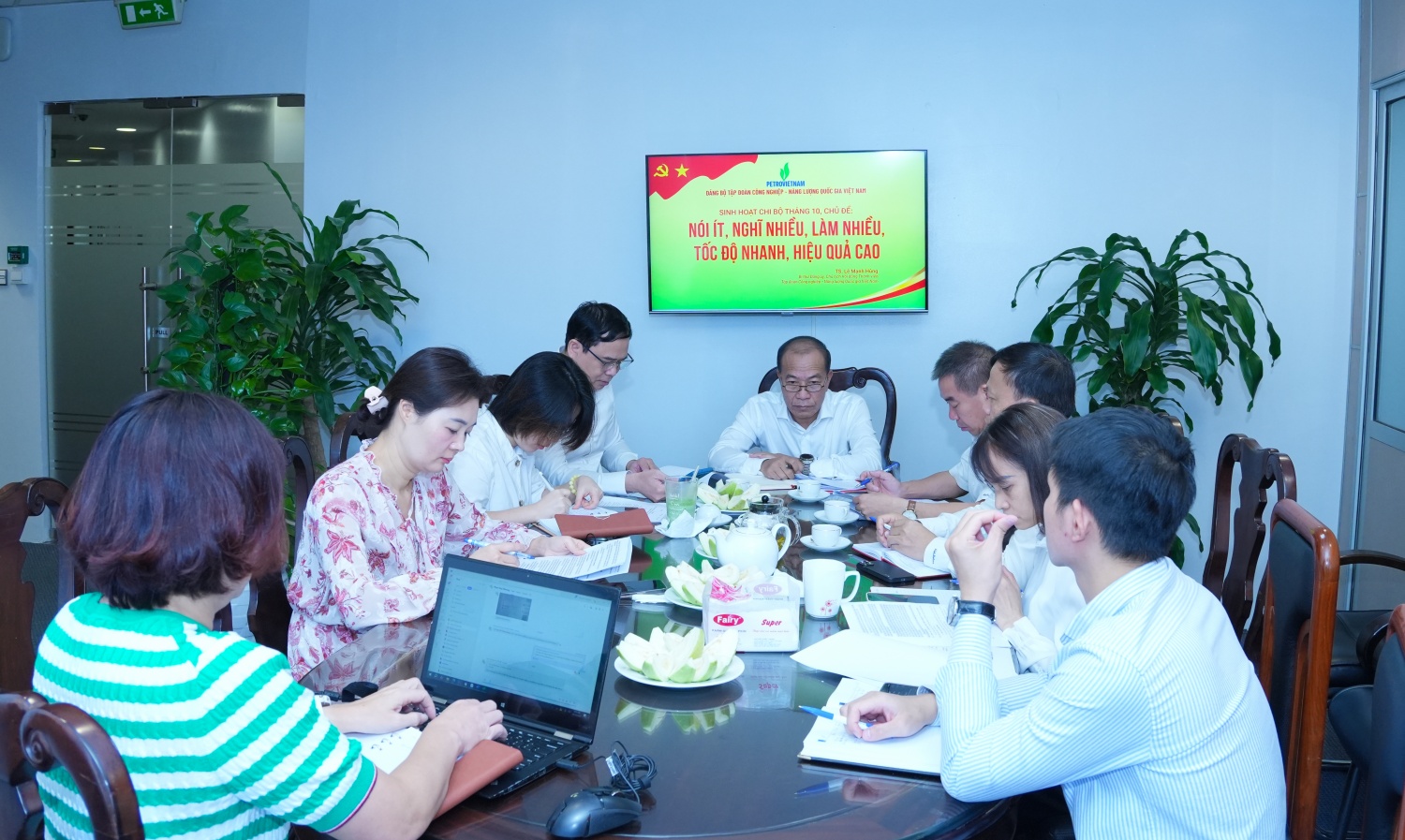 Đồng chí Phạm Quang Dũng, Ủy viên Ban Thường vụ Đảng ủy, Chánh Văn phòng Đảng ủy Tập đoàn, Phó Bí thư thường trực Đảng ủy BMQL&ĐH phổ biến, quán triệt các nội dung tại sinh hoạt Chi bộ Văn phòng Đảng ủy Tập đoàn. Đồng chí Phạm Quang Dũng, Ủy viên Ban Thường vụ Đảng ủy, Chánh Văn phòng Đảng ủy Tập đoàn, Phó Bí thư thường trực Đảng ủy BMQL&ĐH phổ biến, quán triệt các nội dung tại sinh hoạt Chi bộ Văn phòng Đảng ủy Tập đoàn.