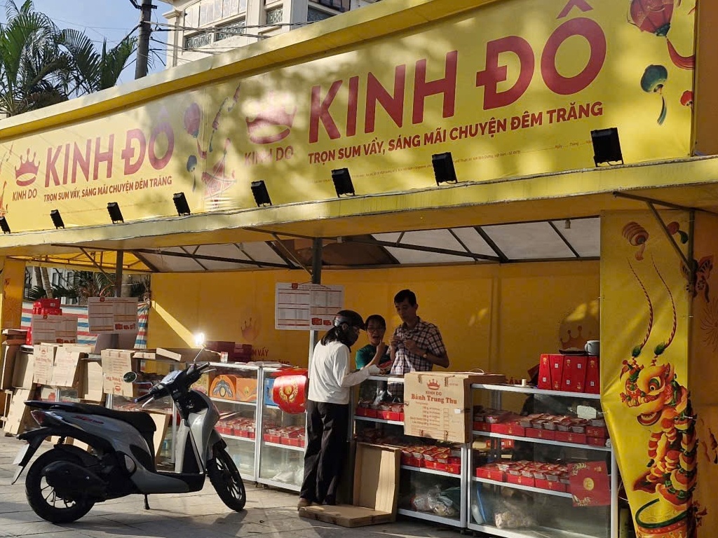 Nhiều chương trình khuyến mại, bánh Trung thu vẫn "ế"