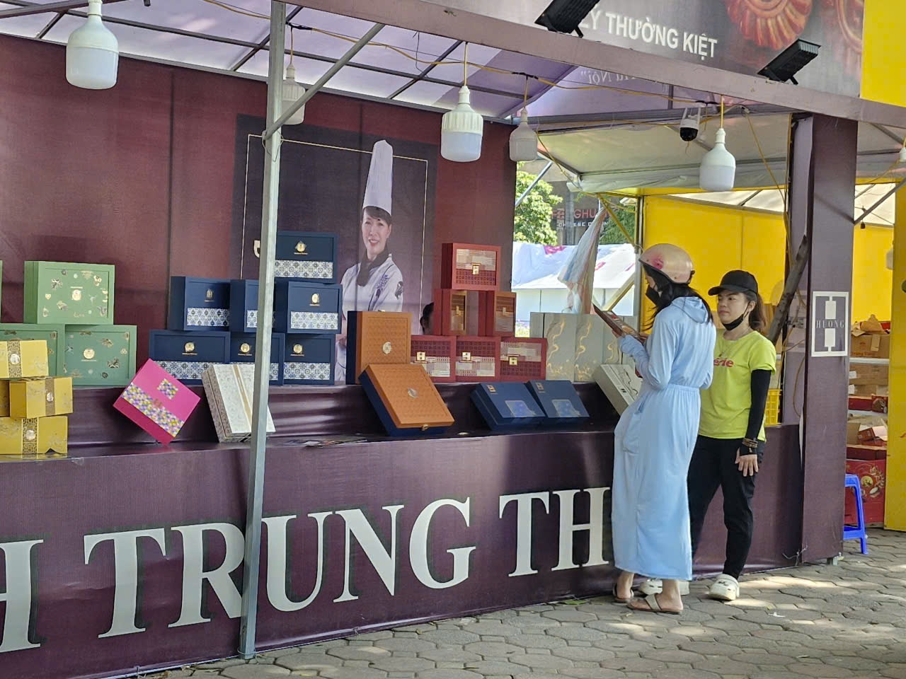 Nhiều chương trình khuyến mại, bánh Trung thu vẫn  Nhiều chương trình khuyến mại, bánh Trung thu vẫn
