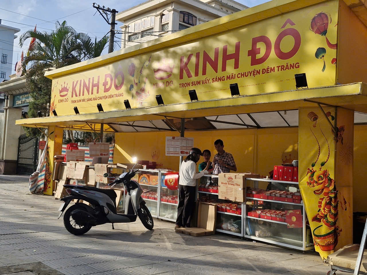 Nhiều chương trình khuyến mại, bánh Trung thu vẫn  Nhiều chương trình khuyến mại, bánh Trung thu vẫn