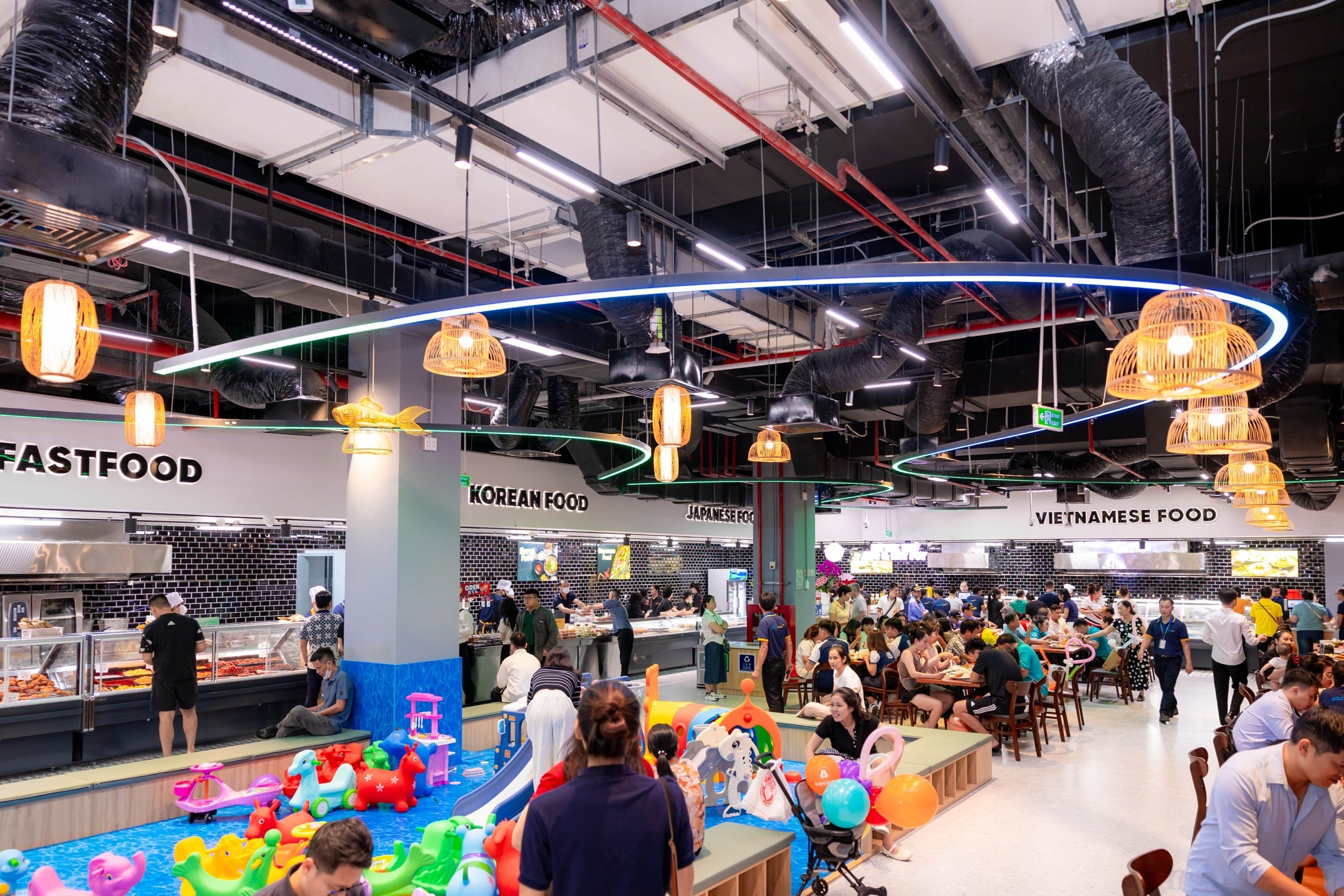 Khai trương Vincom Mega Mall Royal Island biểu tượng mua sắm, ẩm thực, giải trí mới tại Hải Phòng Khai trương Vincom Mega Mall Royal Island biểu tượng mua sắm, ẩm thực, giải trí mới tại Hải Phòng