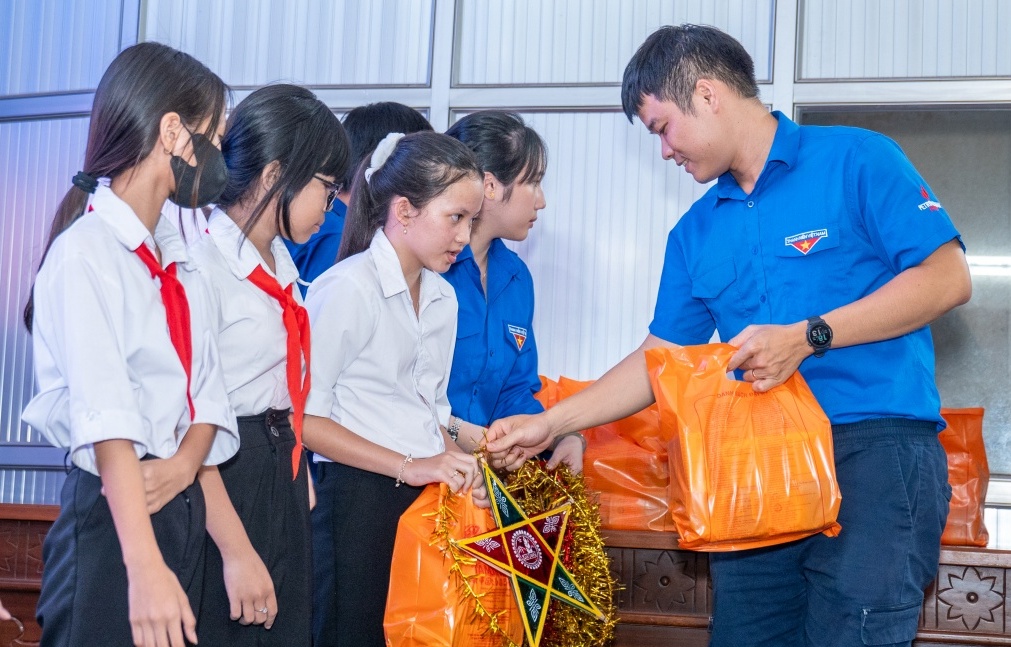 Tuổi trẻ PVPGB: Thắp sáng niềm vui Trung thu cho trẻ em nghèo tại Cần Thơ