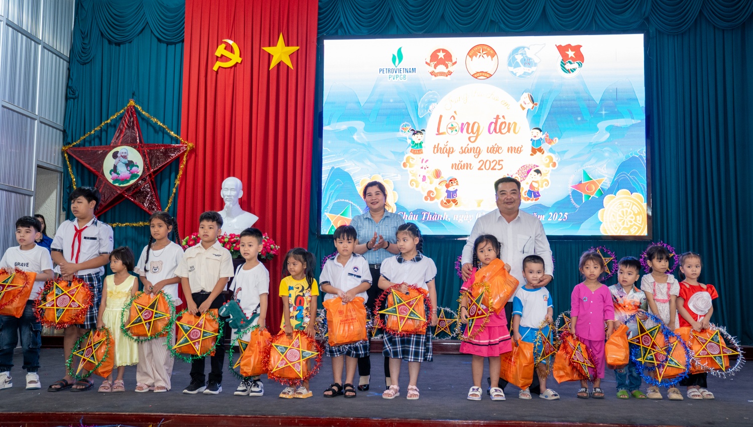 Đoàn Thanh niên PVPGB thắp sáng niềm vui Trung thu cho trẻ em nghèo tại Cần Thơ Đoàn Thanh niên PVPGB thắp sáng niềm vui Trung thu cho trẻ em nghèo tại Cần Thơ