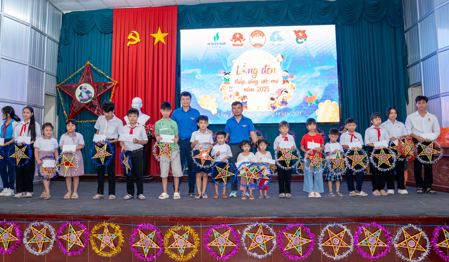 Đoàn Thanh niên PVPGB thắp sáng niềm vui Trung thu cho trẻ em nghèo tại Cần Thơ Đoàn Thanh niên PVPGB thắp sáng niềm vui Trung thu cho trẻ em nghèo tại Cần Thơ