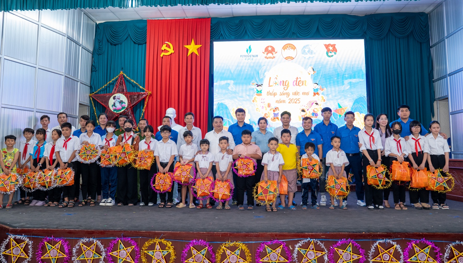 Đoàn Thanh niên PVPGB thắp sáng niềm vui Trung thu cho trẻ em nghèo tại Cần Thơ Đoàn Thanh niên PVPGB thắp sáng niềm vui Trung thu cho trẻ em nghèo tại Cần Thơ