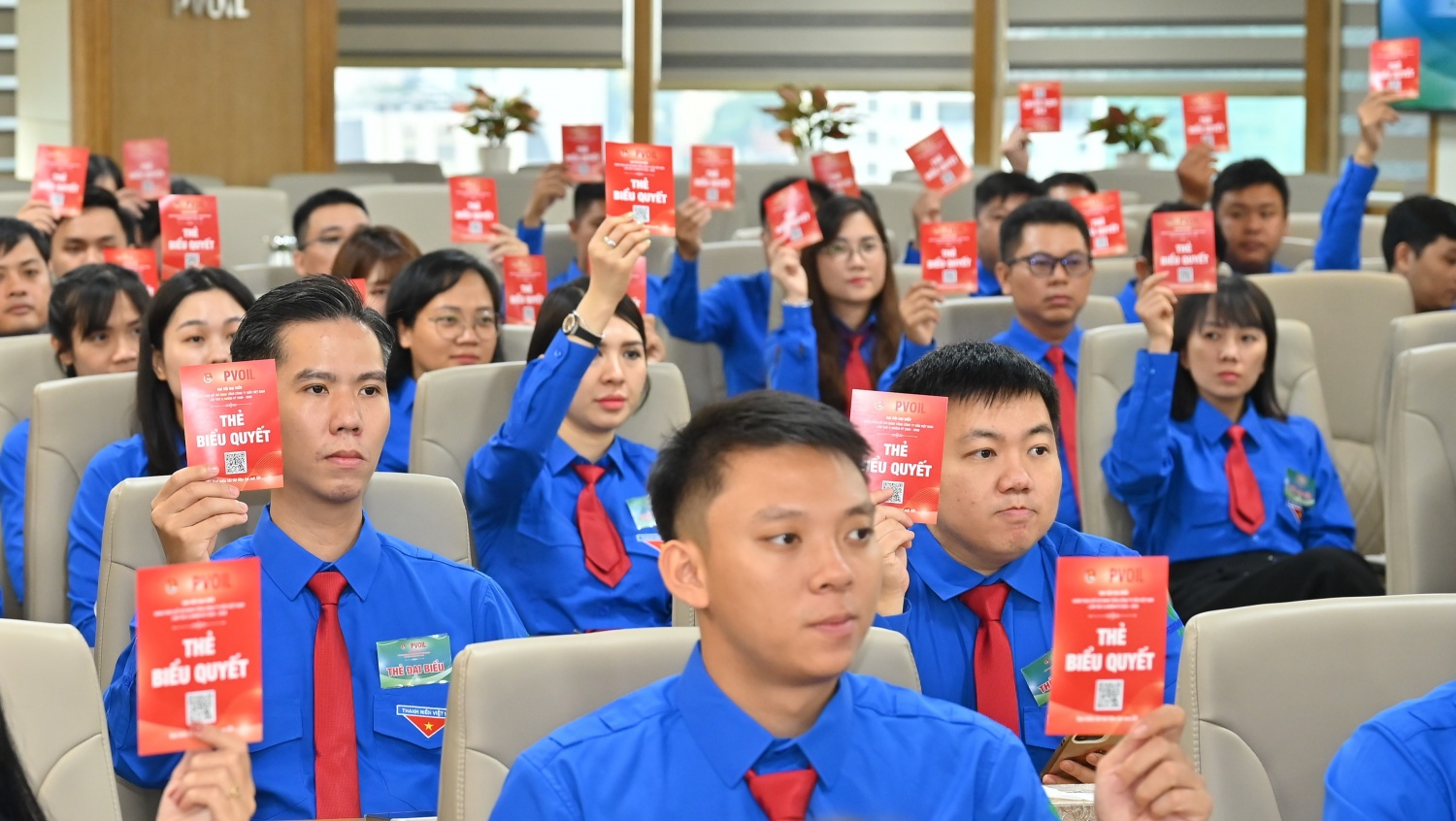 Đại biểu biểu quyết các nội dung thông qua tại Đại hội