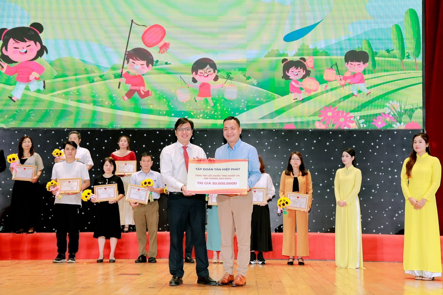 Mùa trăng sẻ chia: Hơn 45.000 phần quà Trung thu từ Tân Hiệp Phát thắp sáng nụ cười trẻ thơ