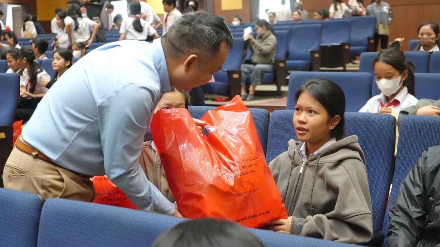 Mùa trăng sẻ chia: Hơn 45.000 phần quà Trung thu từ Tân Hiệp Phát thắp sáng nụ cười trẻ thơ