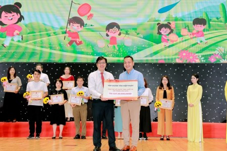 Mùa trăng sẻ chia: Hơn 45.000 phần quà Trung thu từ Tân Hiệp Phát thắp sáng nụ cười trẻ thơ