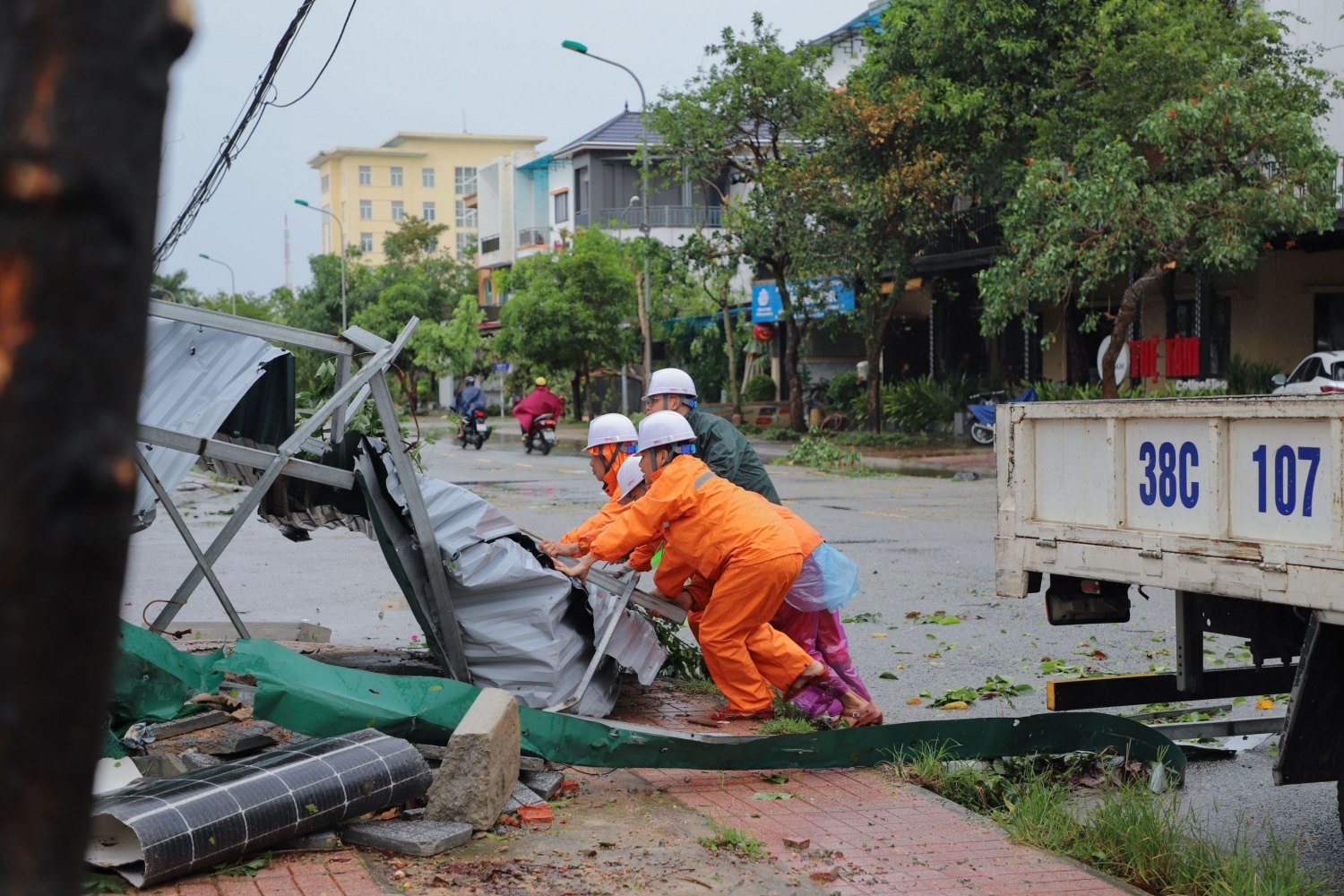 Áo cam EVN căng mình nối lại dòng điện sau bão số 10 Áo cam EVN căng mình nối lại dòng điện sau bão số 10
