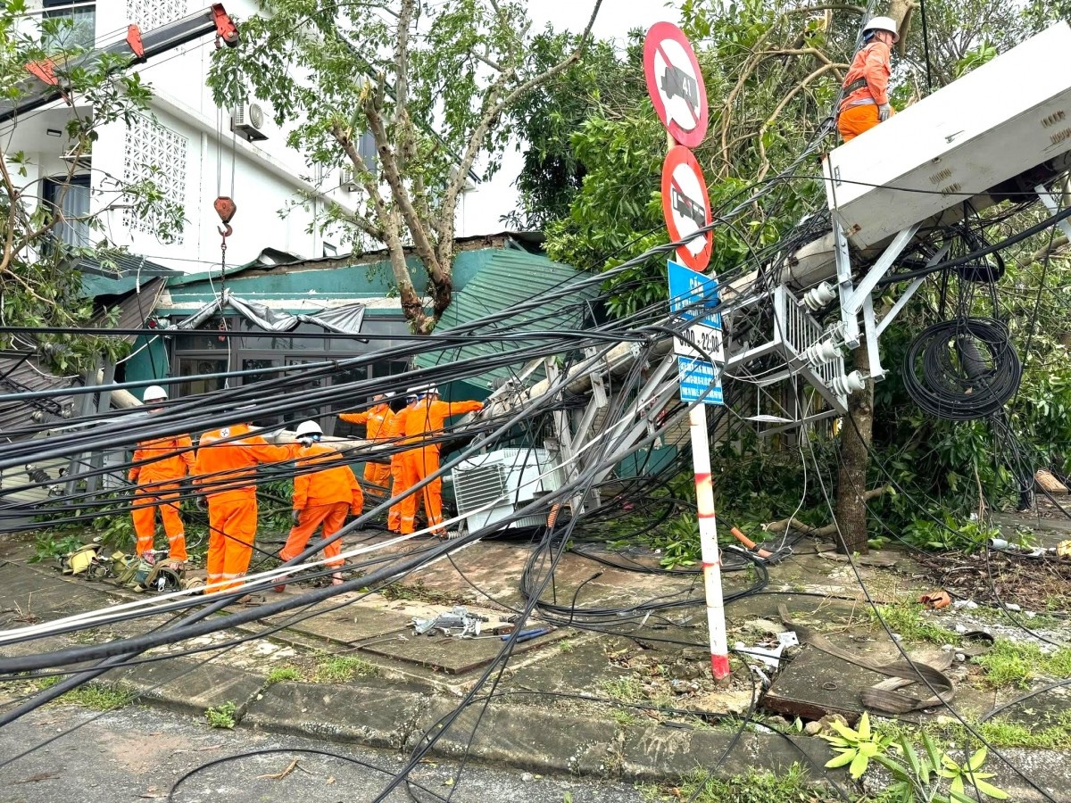 Áo cam EVN căng mình nối lại dòng điện sau bão số 10 Áo cam EVN căng mình nối lại dòng điện sau bão số 10