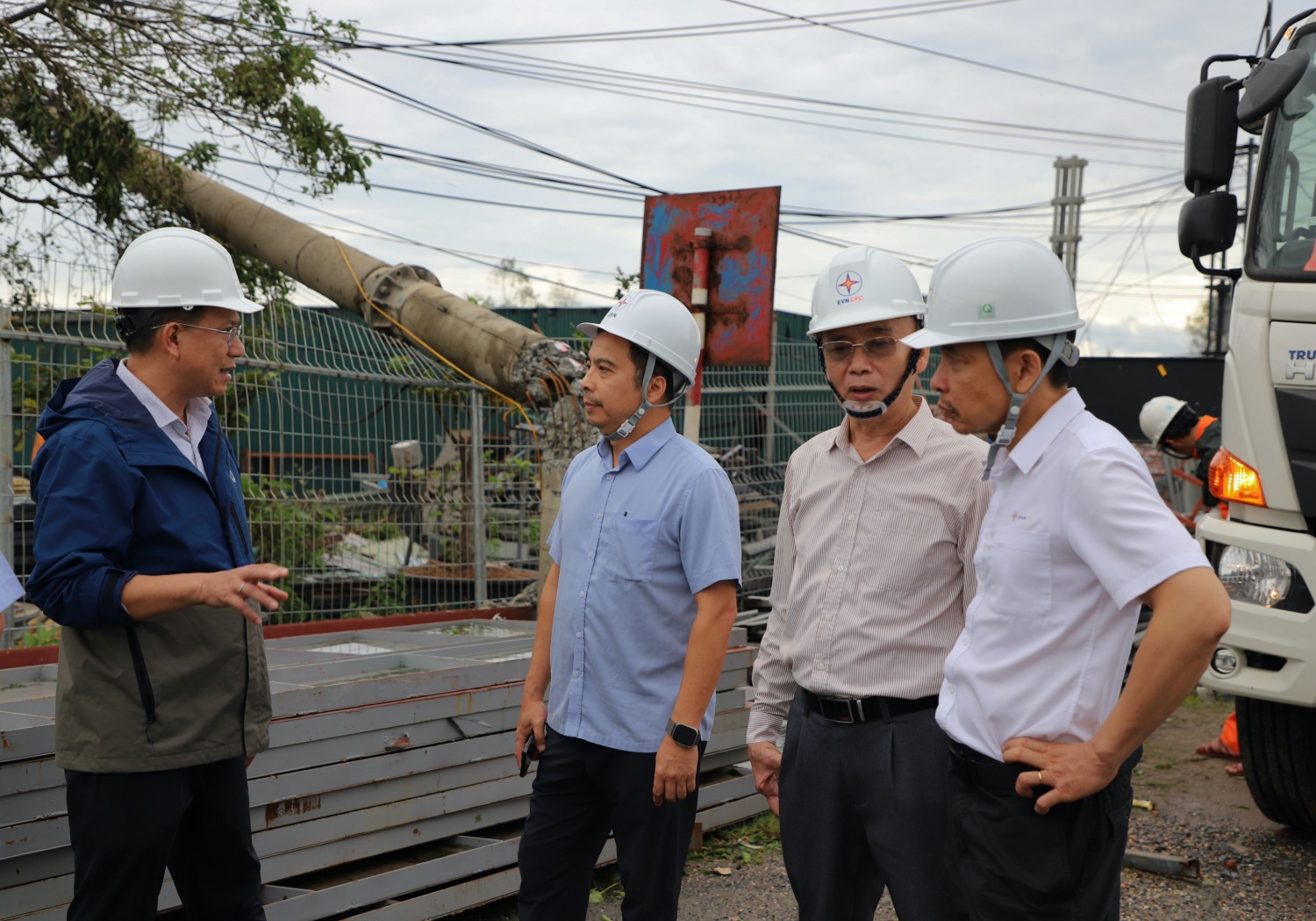 Áo cam EVN căng mình nối lại dòng điện sau bão số 10 Áo cam EVN căng mình nối lại dòng điện sau bão số 10