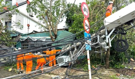 Áo cam EVN căng mình nối lại dòng điện sau bão số 10