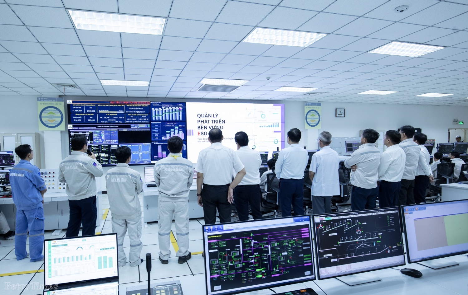 : Lãnh đạo Petrovietnam nghe giới thiệu về quy trình vận hành nhà máy thông minh – Nhà máy Đạm Cà Mau 