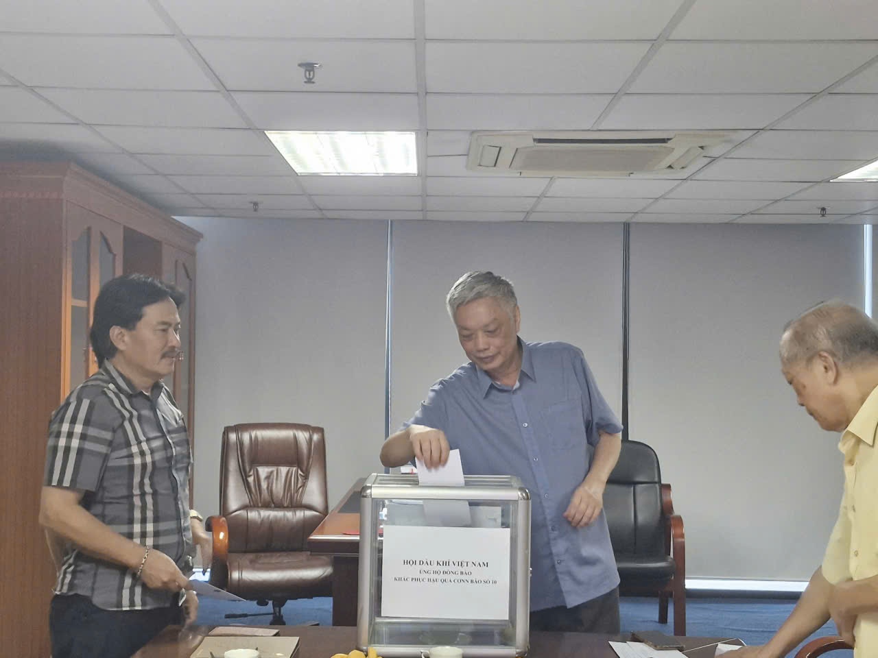 Hội Dầu khí Việt Nam ủng hộ đồng bào các địa phương chịu thiệt hại nặng nề do bão số 10