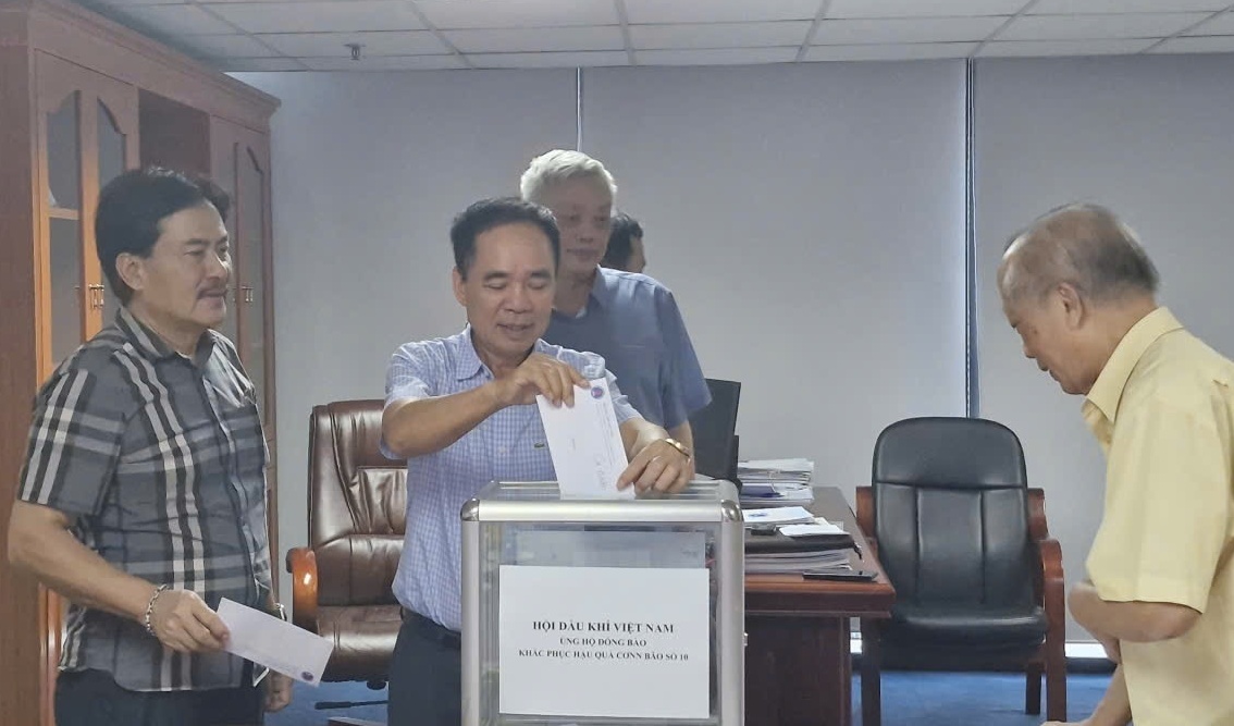 Hội Dầu khí Việt Nam ủng hộ đồng bào các địa phương chịu thiệt hại nặng nề do bão số 10