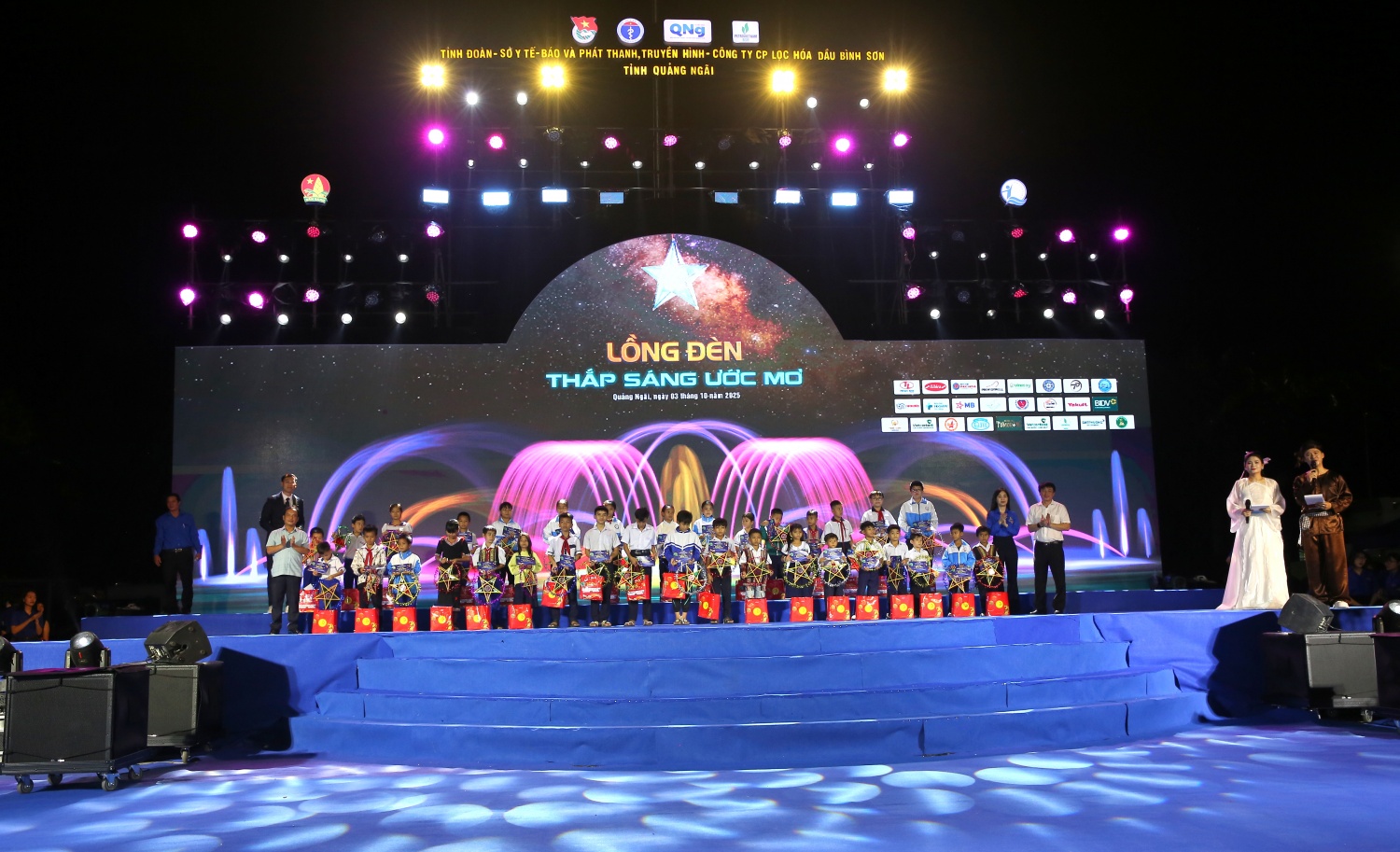 BSR phối hợp với các đơn vị tổ chức và trao quà trung thu cho các em nhỏ phường Kon Tum - tỉnh Quảng Ngãi. BSR phối hợp với các đơn vị tổ chức và trao quà trung thu cho các em nhỏ phường Kon Tum - tỉnh Quảng Ngãi.