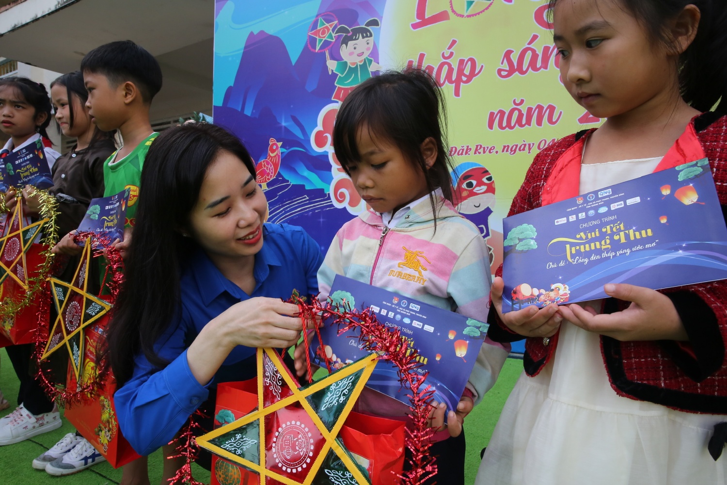 Bí thư Đoàn Thanh niên BSR Nguyễn Lan Hương trao quà cho các em nhỏ ở xã Đak Rve Bí thư Đoàn Thanh niên BSR Nguyễn Lan Hương trao quà cho các em nhỏ ở xã Đak Rve