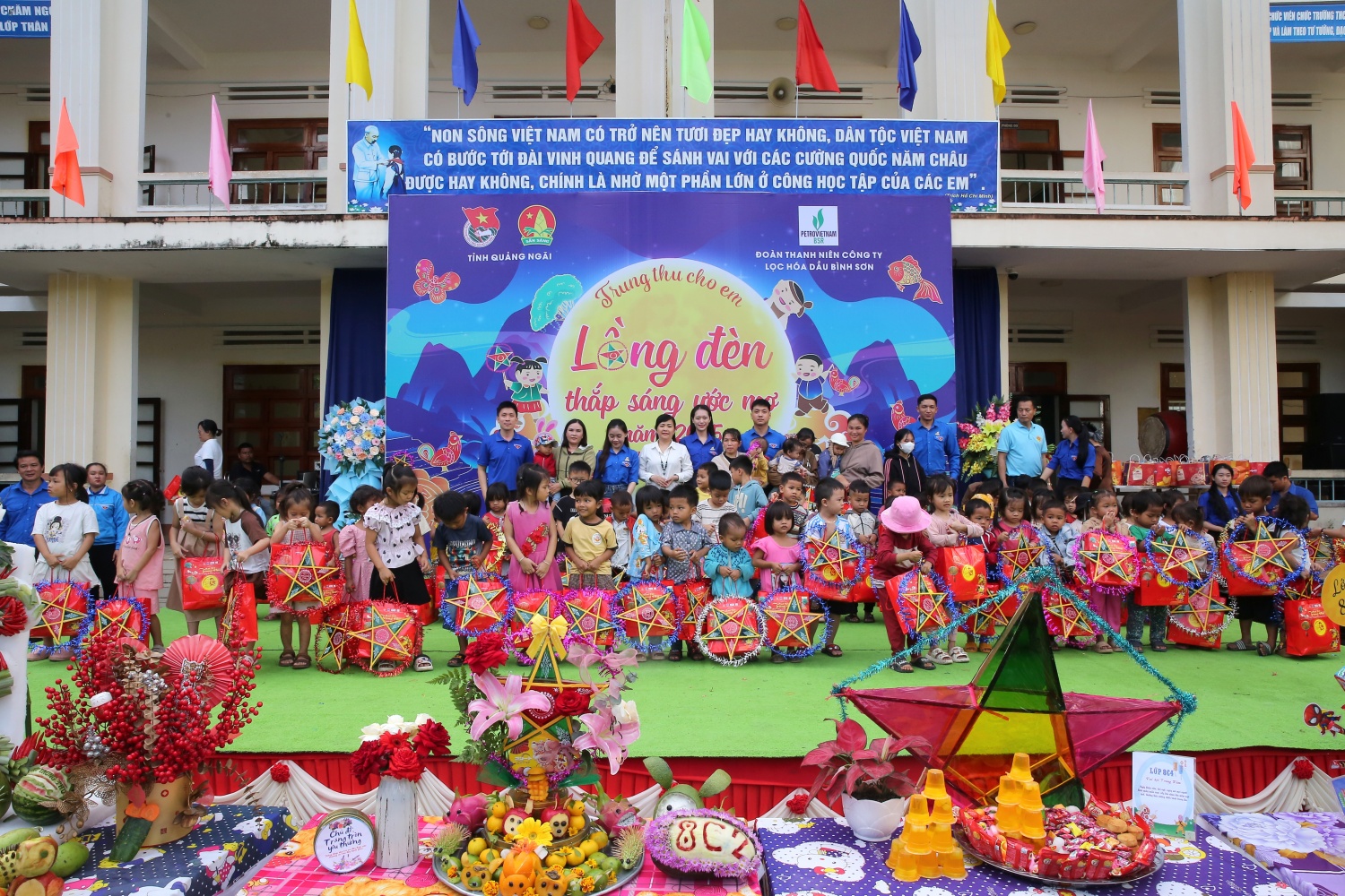 Đoàn Thanh niên BSR mang hơi ấm mùa trung thu với các em nhỏ xã Đak Rve Đoàn Thanh niên BSR mang hơi ấm mùa trung thu với các em nhỏ xã Đak Rve