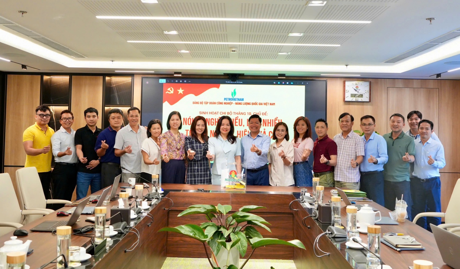 9.	Sinh hoạt chi bộ tại PV Gas.