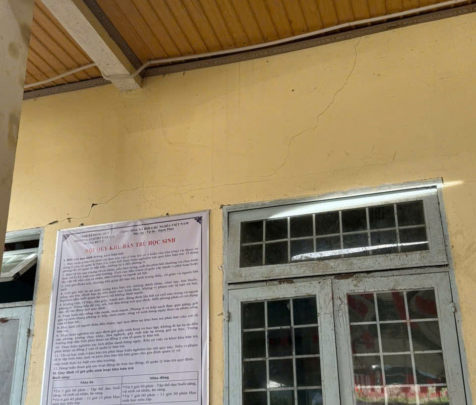 Quảng Ngãi: Động đất liên hoàn khiến nhiều trường học hư hỏng Quảng Ngãi: Động đất liên hoàn khiến nhiều trường học hư hỏng