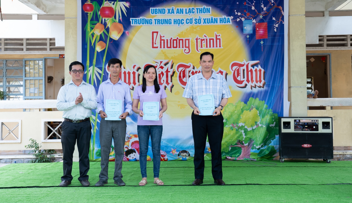 Đoàn Thanh niên PVPGB tặng 200 phần quà Trung thu cho thiếu nhi xã An Lạc Thôn